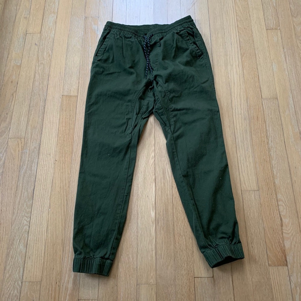Army green men’s joggers.